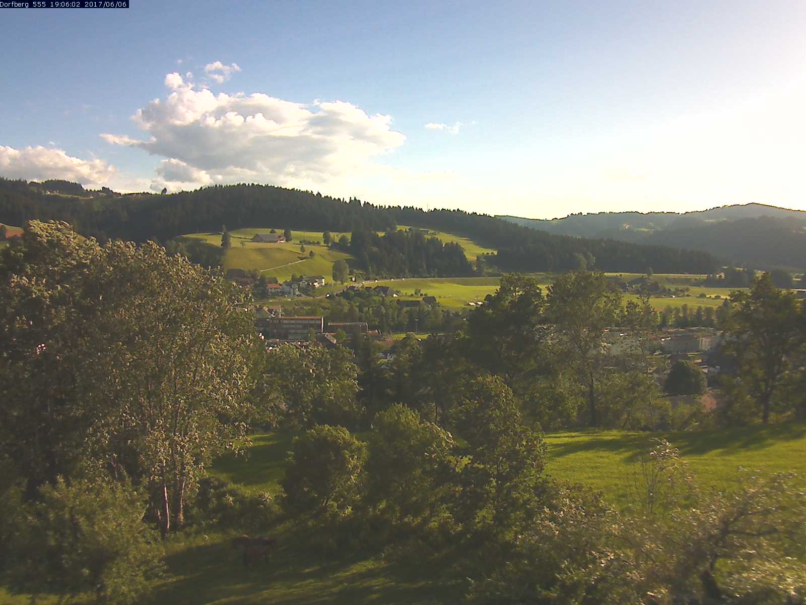 Webcam-Bild: Aussicht vom Dorfberg in Langnau 20170606-190601