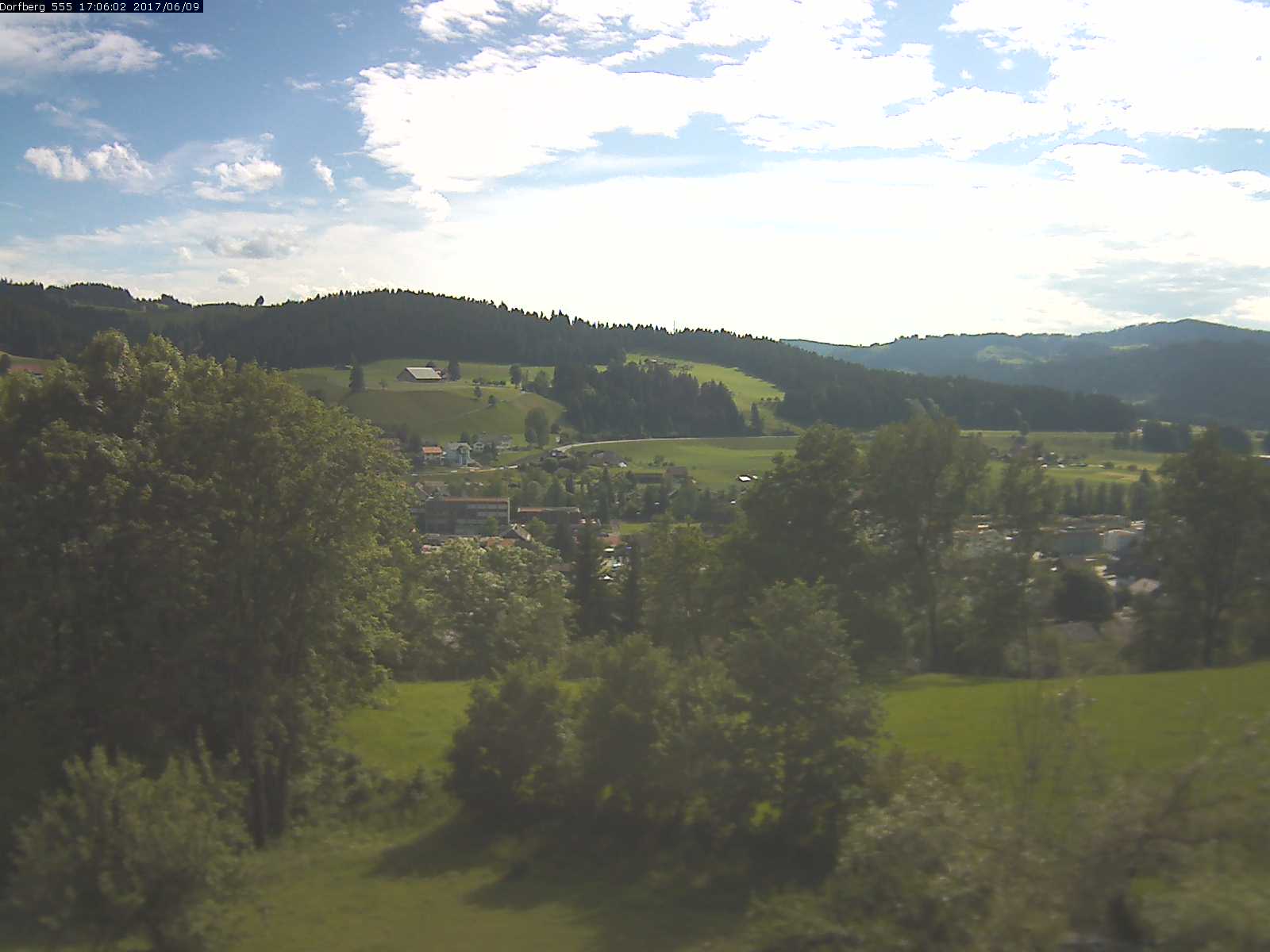 Webcam-Bild: Aussicht vom Dorfberg in Langnau 20170609-170601