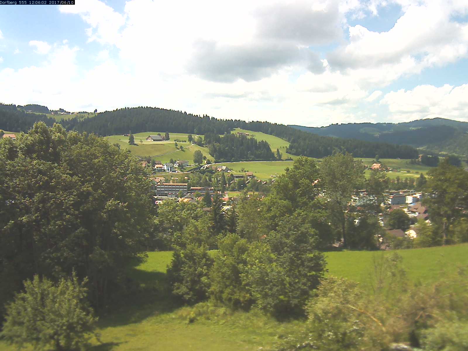 Webcam-Bild: Aussicht vom Dorfberg in Langnau 20170610-120601