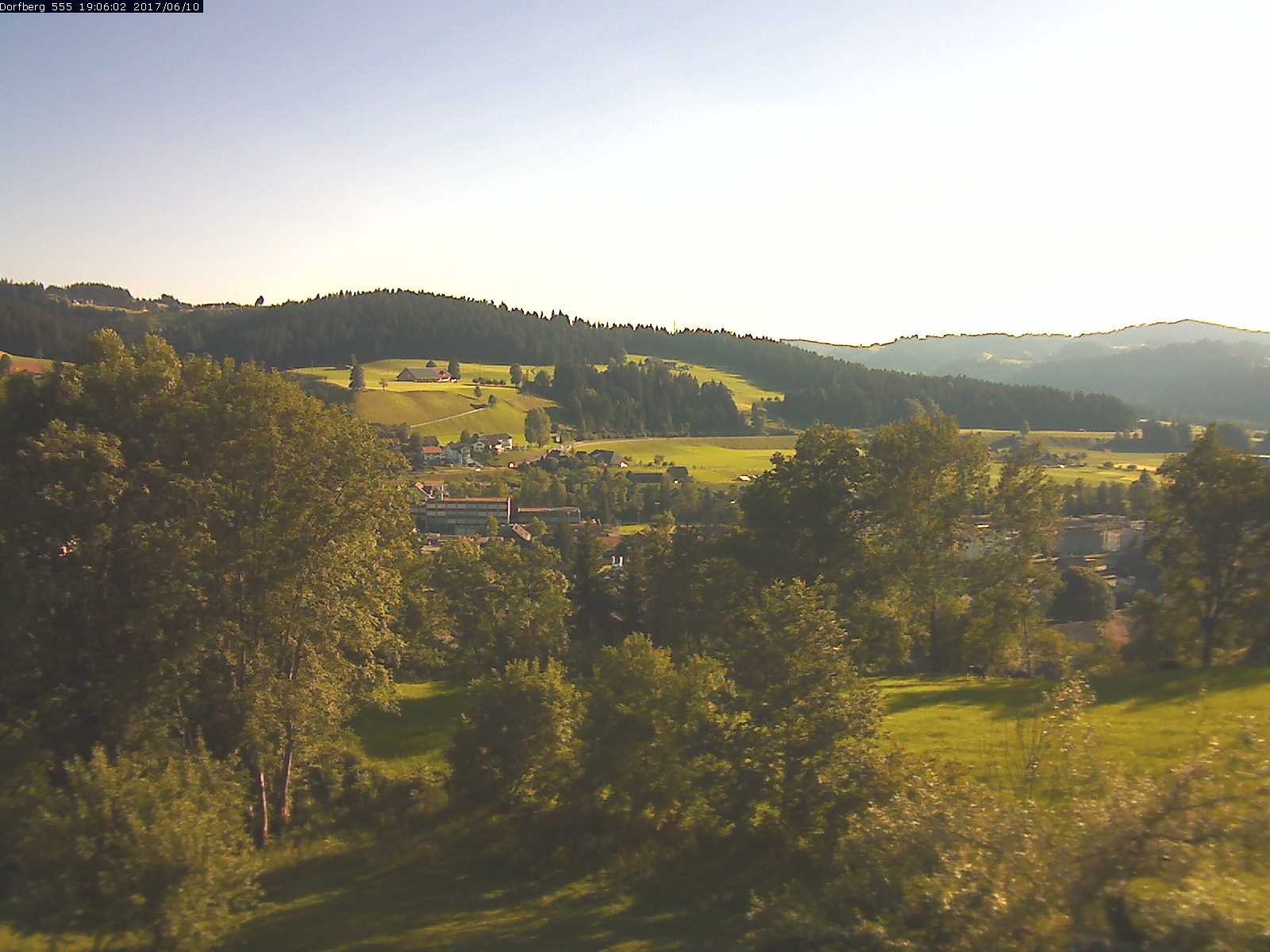 Webcam-Bild: Aussicht vom Dorfberg in Langnau 20170610-190601