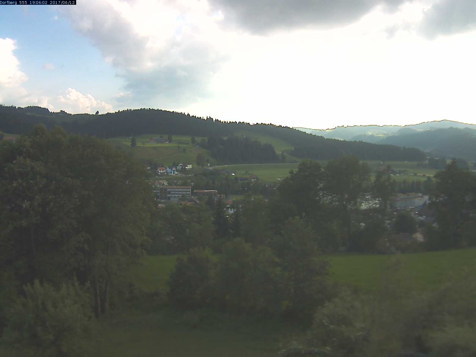 Webcam-Bild: Aussicht vom Dorfberg in Langnau 20170612-190601