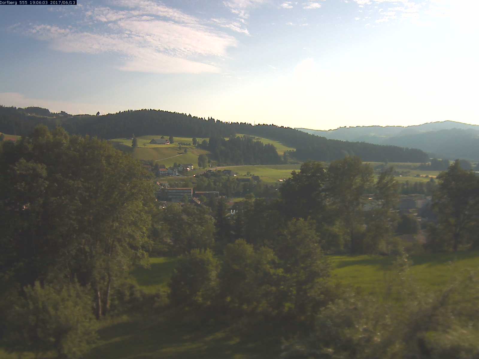 Webcam-Bild: Aussicht vom Dorfberg in Langnau 20170613-190601