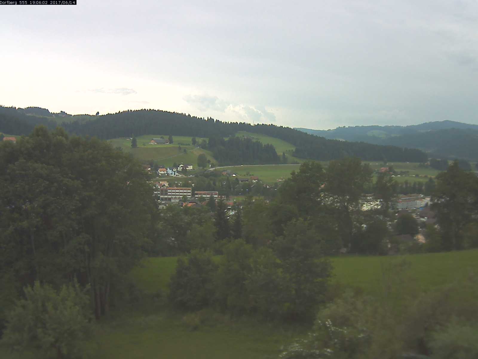 Webcam-Bild: Aussicht vom Dorfberg in Langnau 20170614-190601