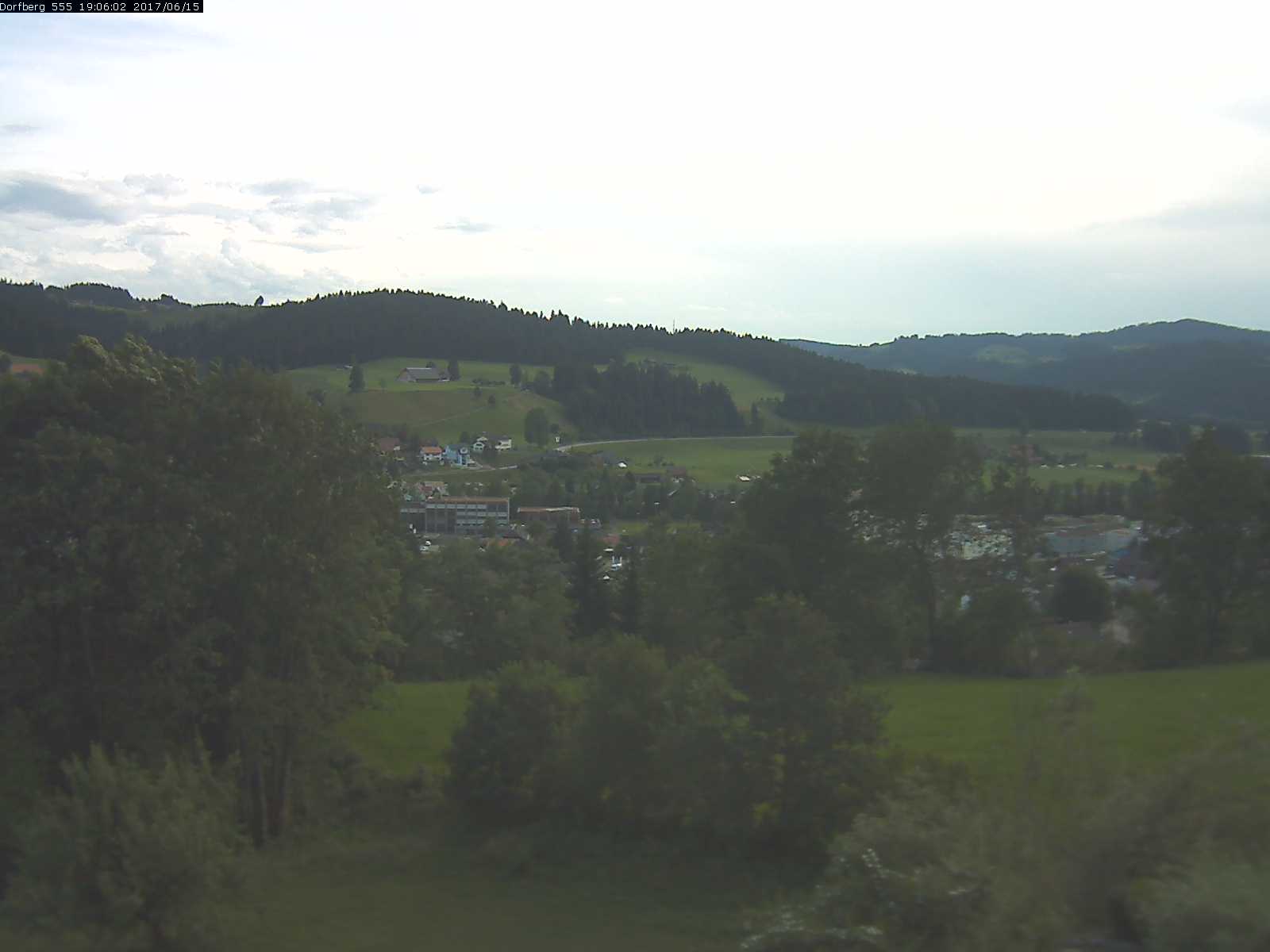 Webcam-Bild: Aussicht vom Dorfberg in Langnau 20170615-190601