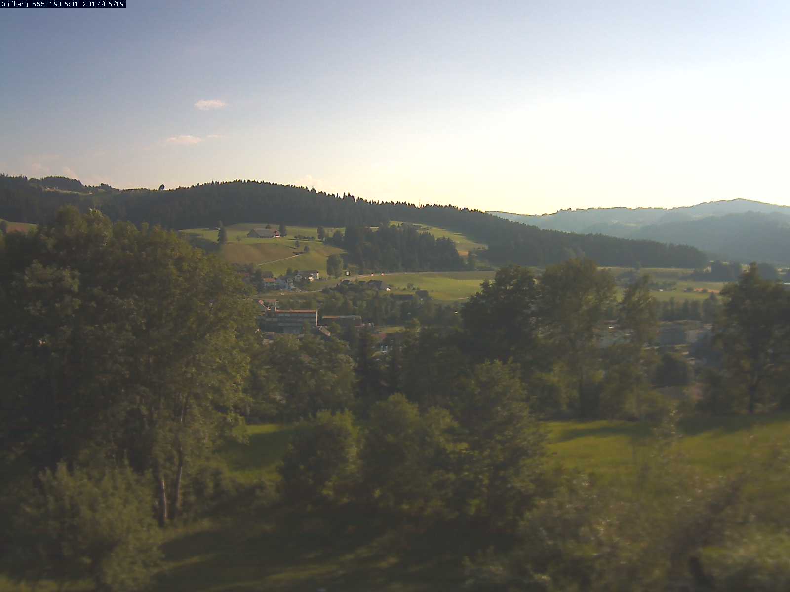 Webcam-Bild: Aussicht vom Dorfberg in Langnau 20170619-190601