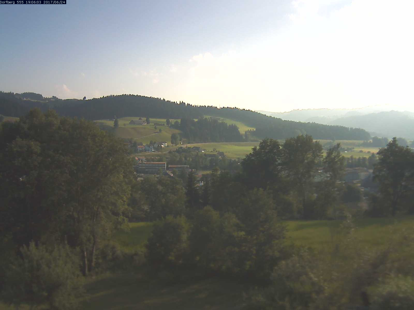 Webcam-Bild: Aussicht vom Dorfberg in Langnau 20170624-190601