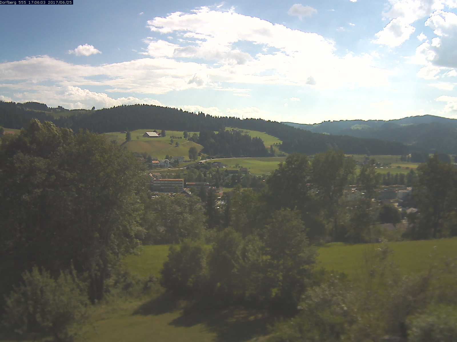 Webcam-Bild: Aussicht vom Dorfberg in Langnau 20170625-170601