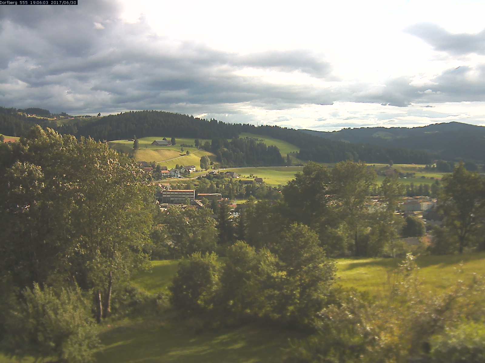 Webcam-Bild: Aussicht vom Dorfberg in Langnau 20170630-190601