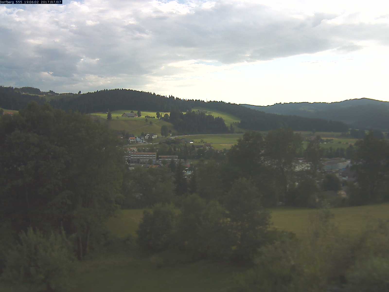 Webcam-Bild: Aussicht vom Dorfberg in Langnau 20170707-190601