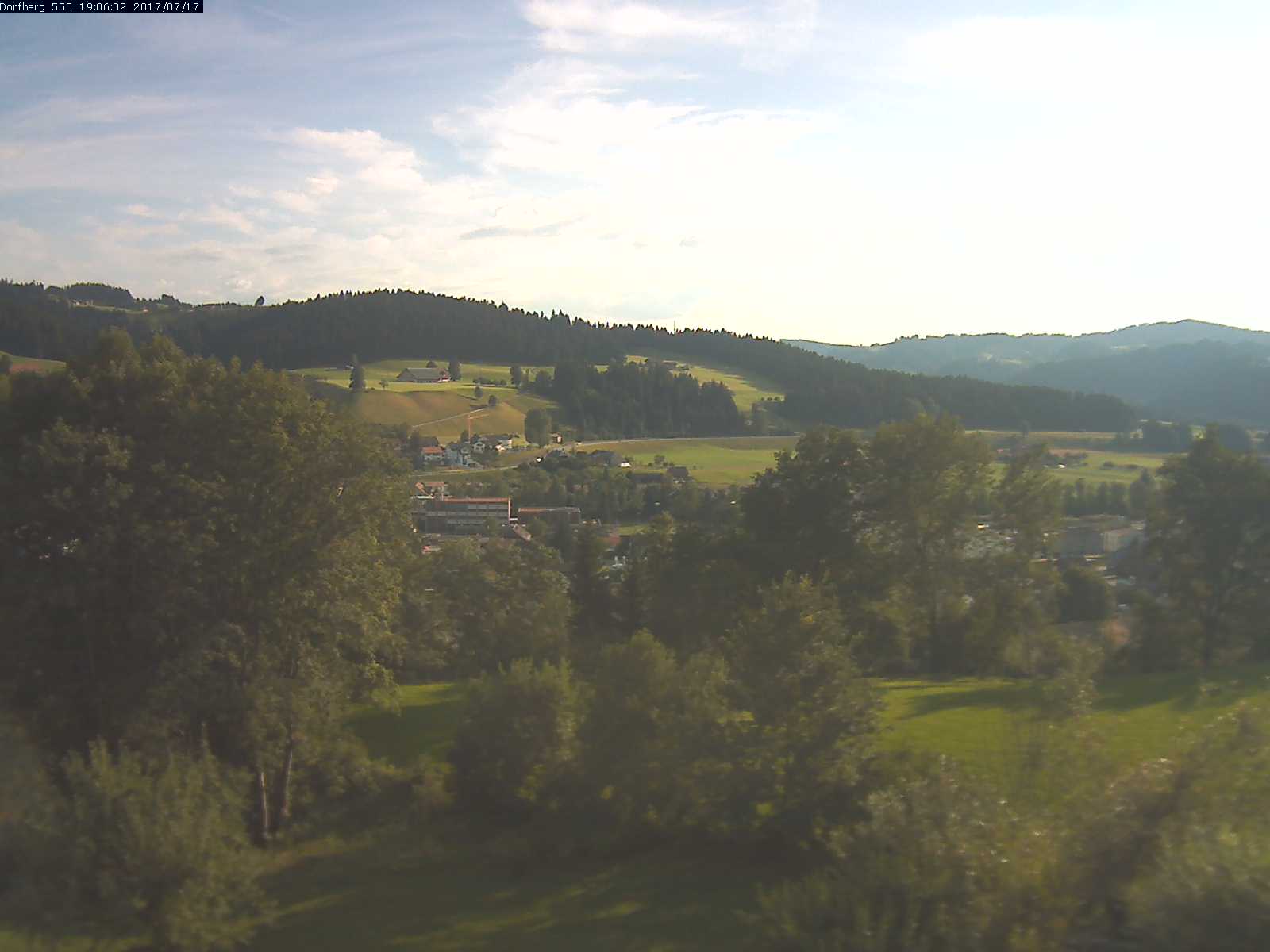 Webcam-Bild: Aussicht vom Dorfberg in Langnau 20170717-190601