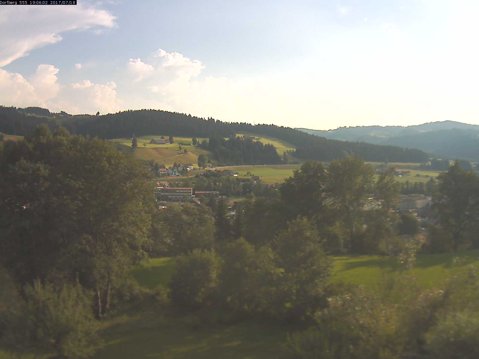 Webcam-Bild: Aussicht vom Dorfberg in Langnau 20170718-190601