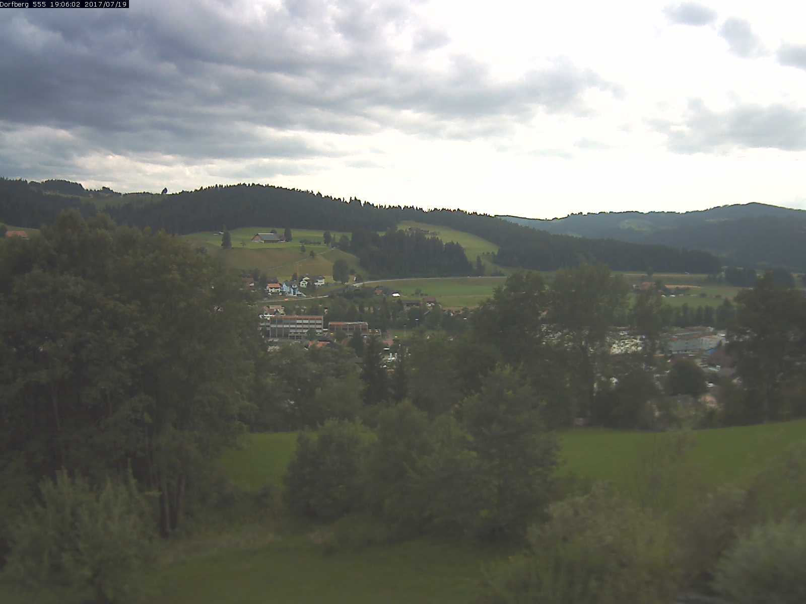 Webcam-Bild: Aussicht vom Dorfberg in Langnau 20170719-190601