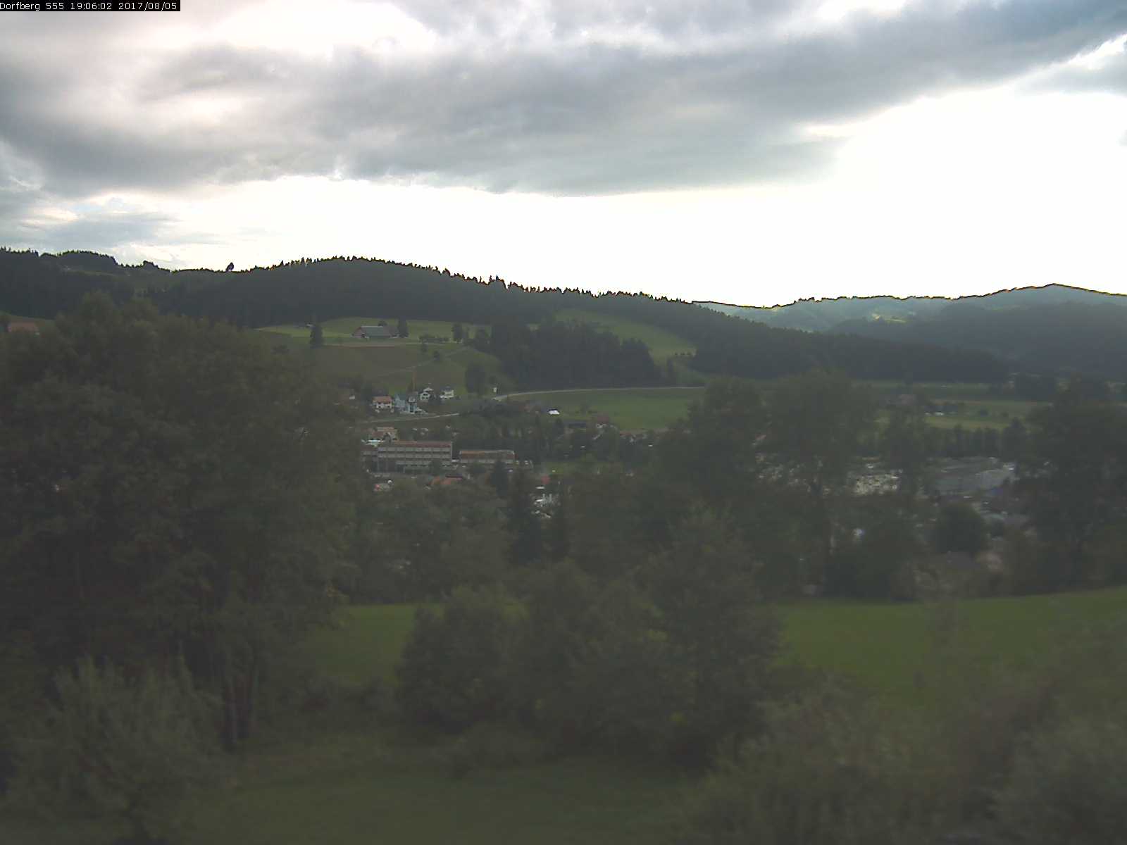 Webcam-Bild: Aussicht vom Dorfberg in Langnau 20170805-190602
