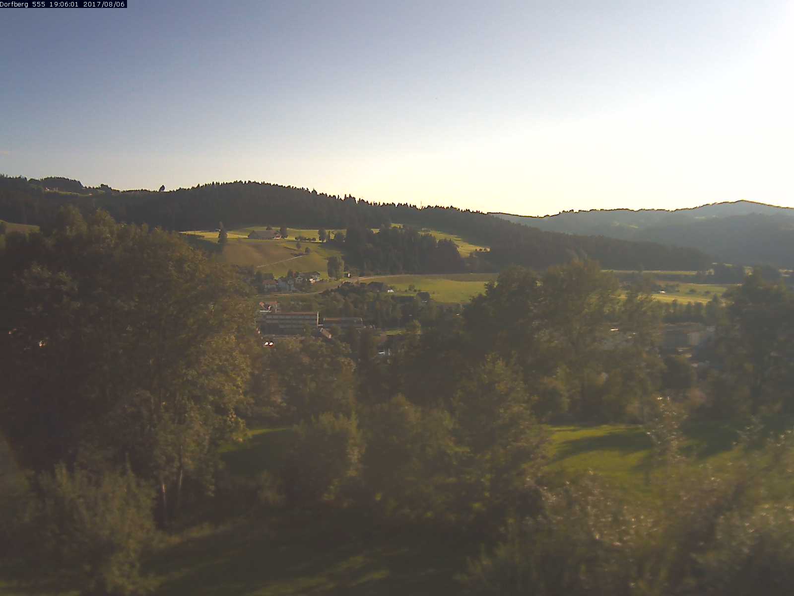 Webcam-Bild: Aussicht vom Dorfberg in Langnau 20170806-190601