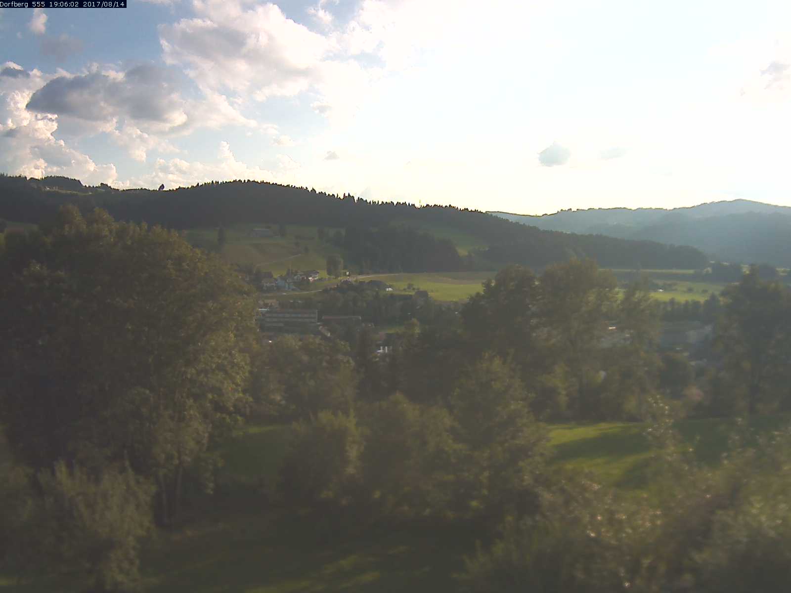 Webcam-Bild: Aussicht vom Dorfberg in Langnau 20170814-190601