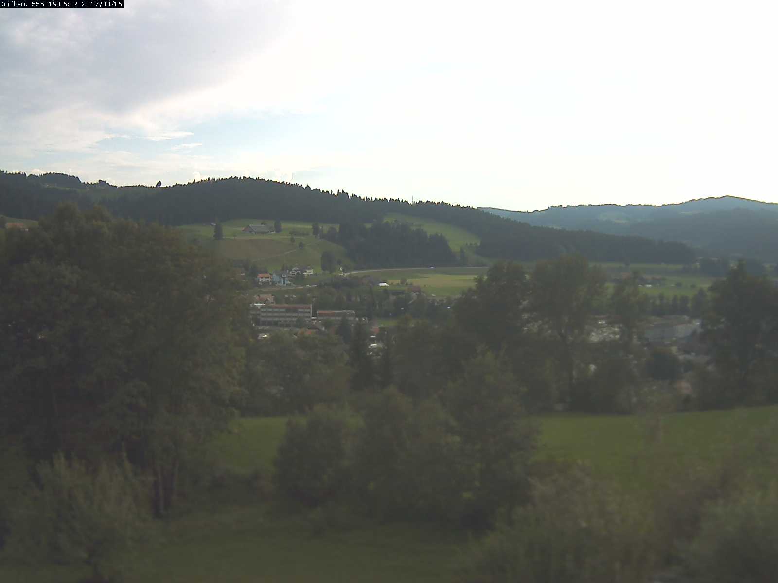 Webcam-Bild: Aussicht vom Dorfberg in Langnau 20170816-190601