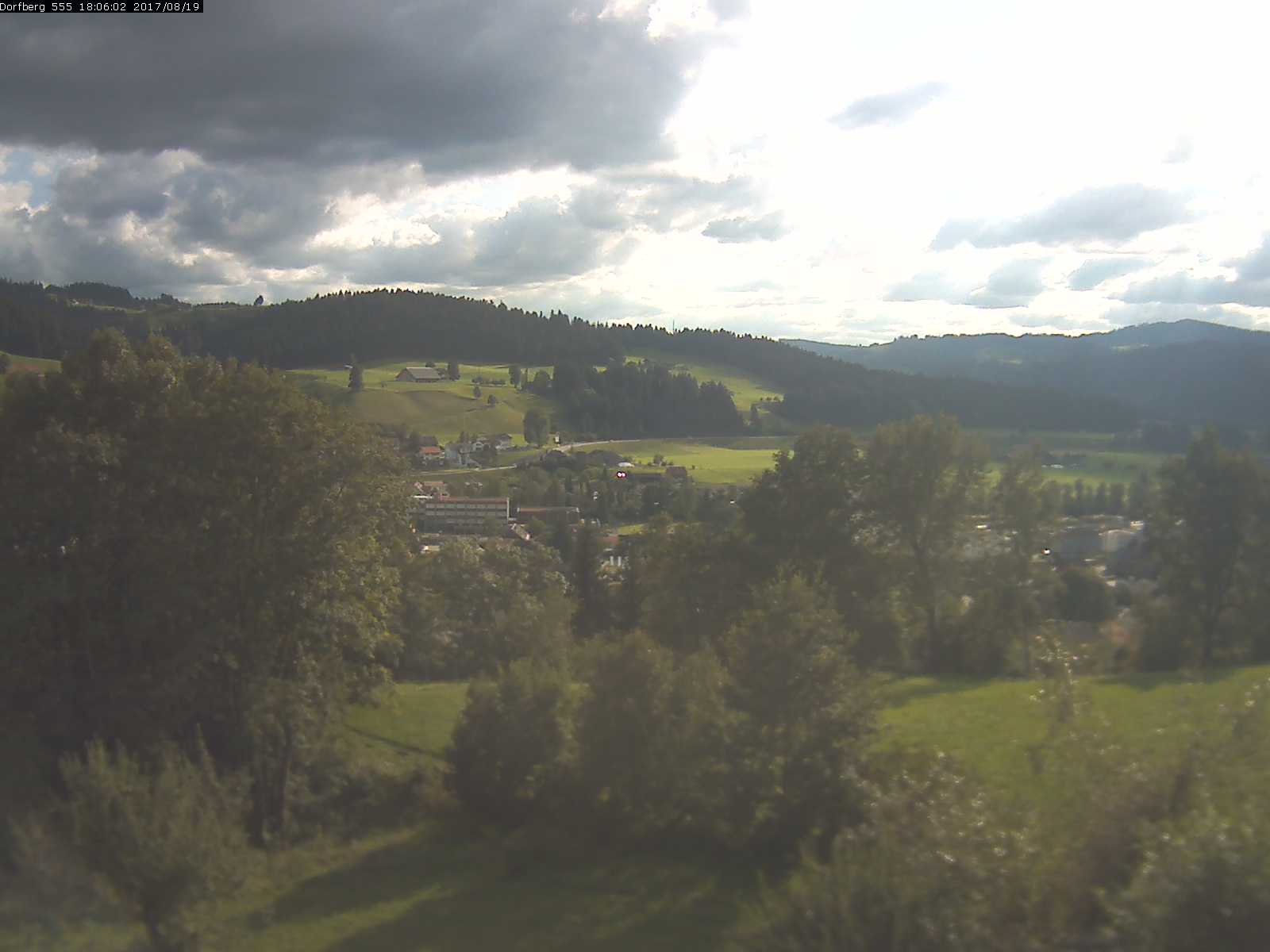 Webcam-Bild: Aussicht vom Dorfberg in Langnau 20170819-180601