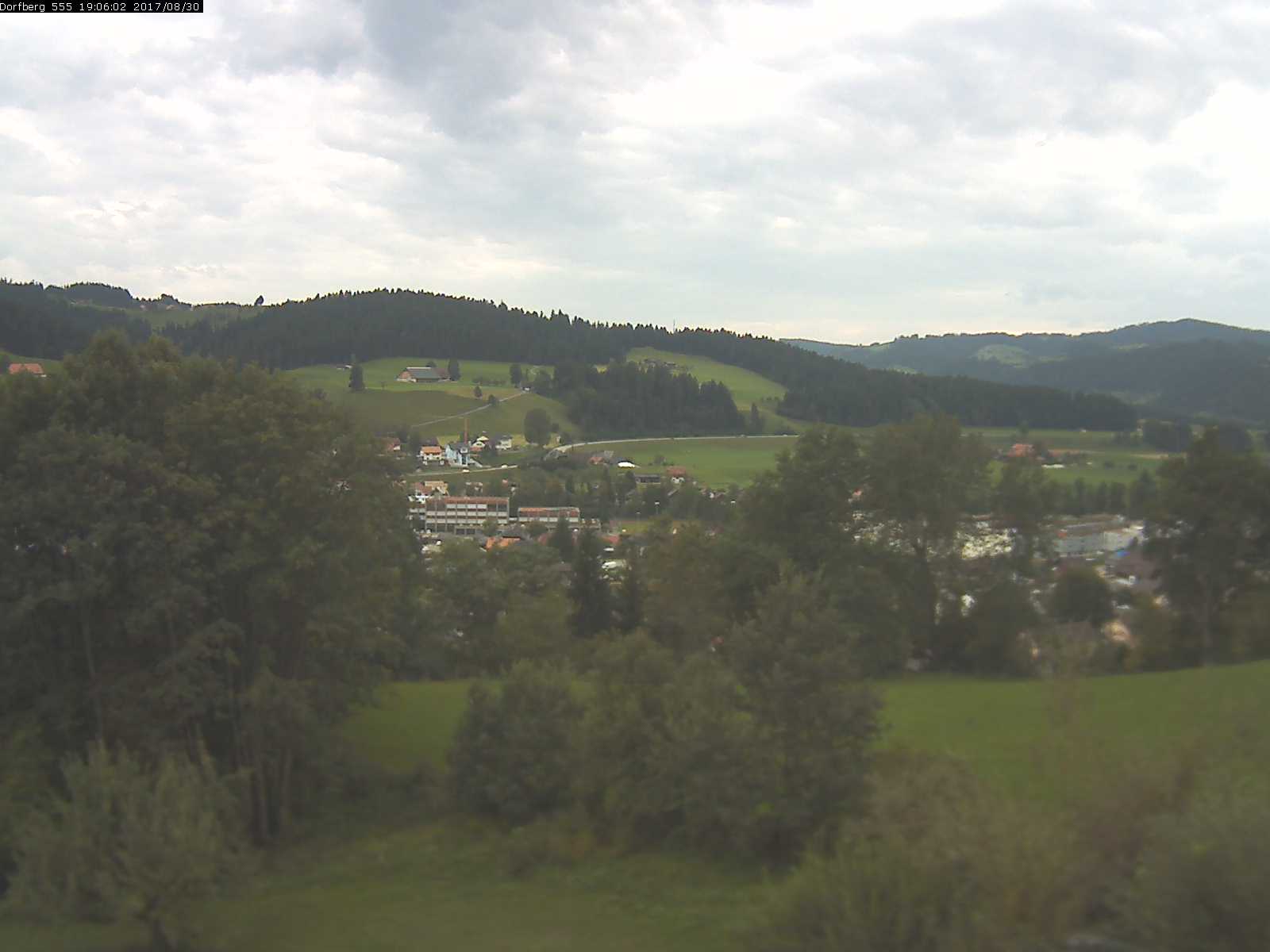 Webcam-Bild: Aussicht vom Dorfberg in Langnau 20170830-190601