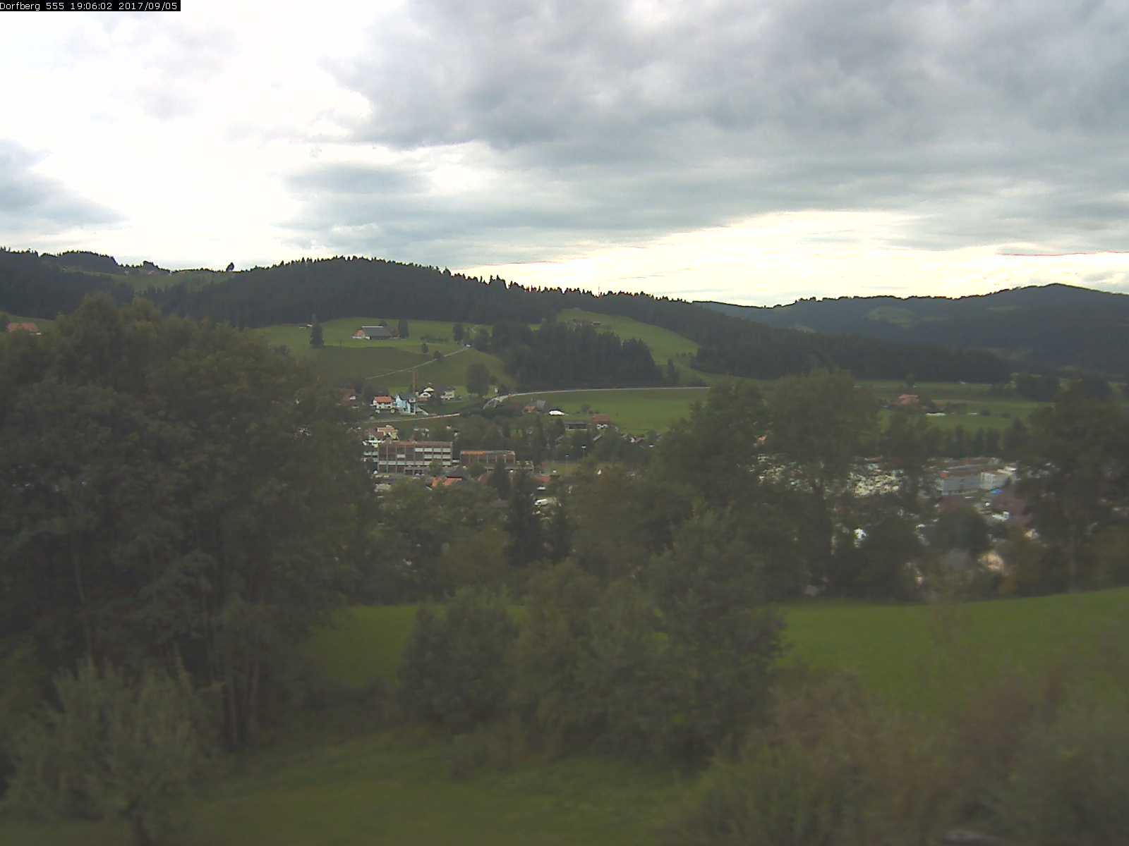 Webcam-Bild: Aussicht vom Dorfberg in Langnau 20170905-190601