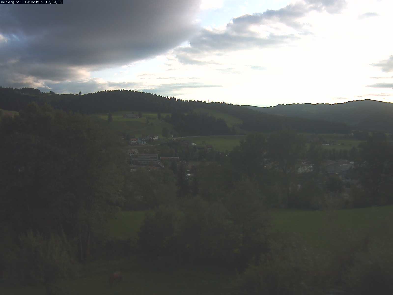 Webcam-Bild: Aussicht vom Dorfberg in Langnau 20170906-190601
