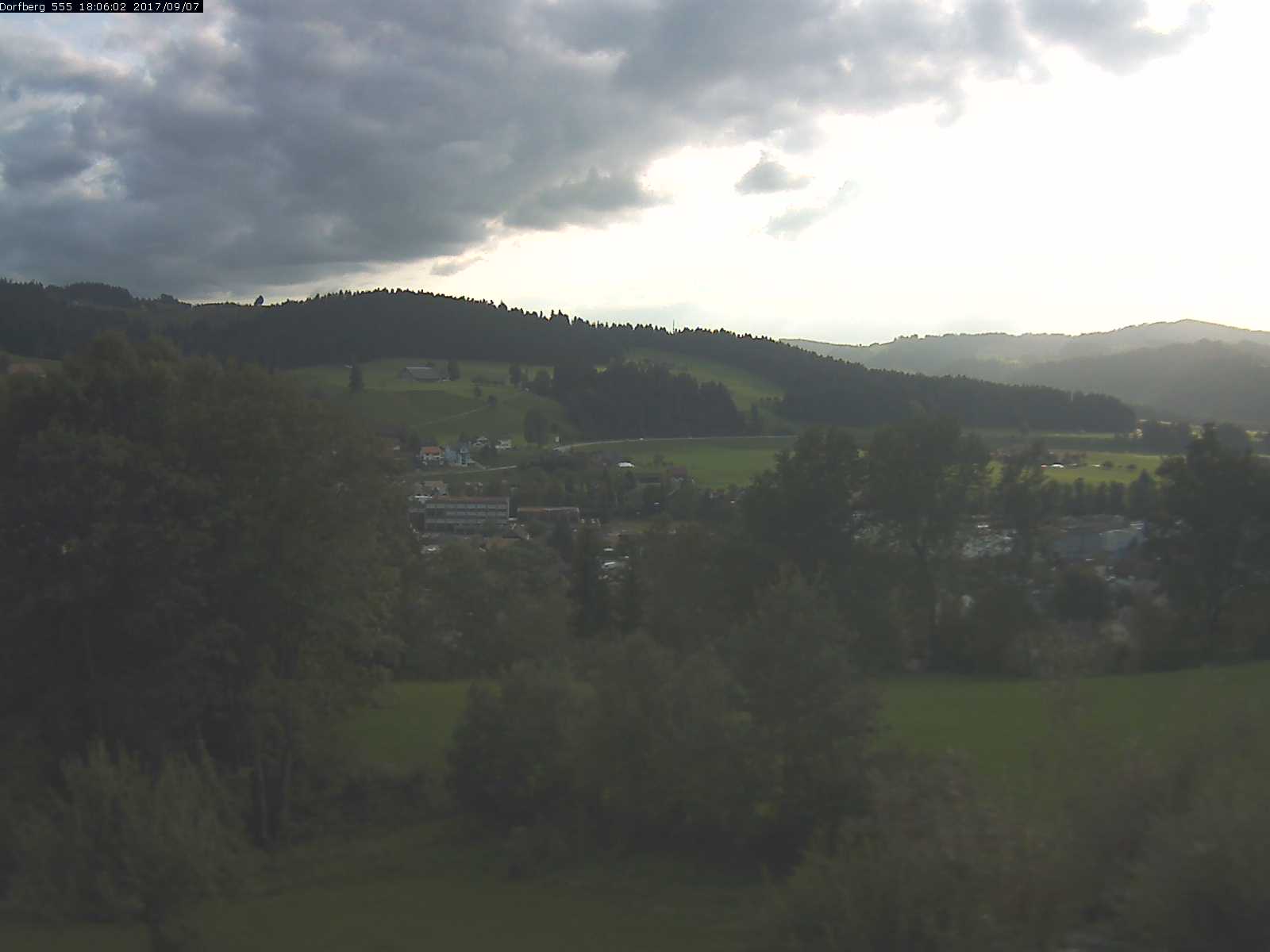Webcam-Bild: Aussicht vom Dorfberg in Langnau 20170907-180601