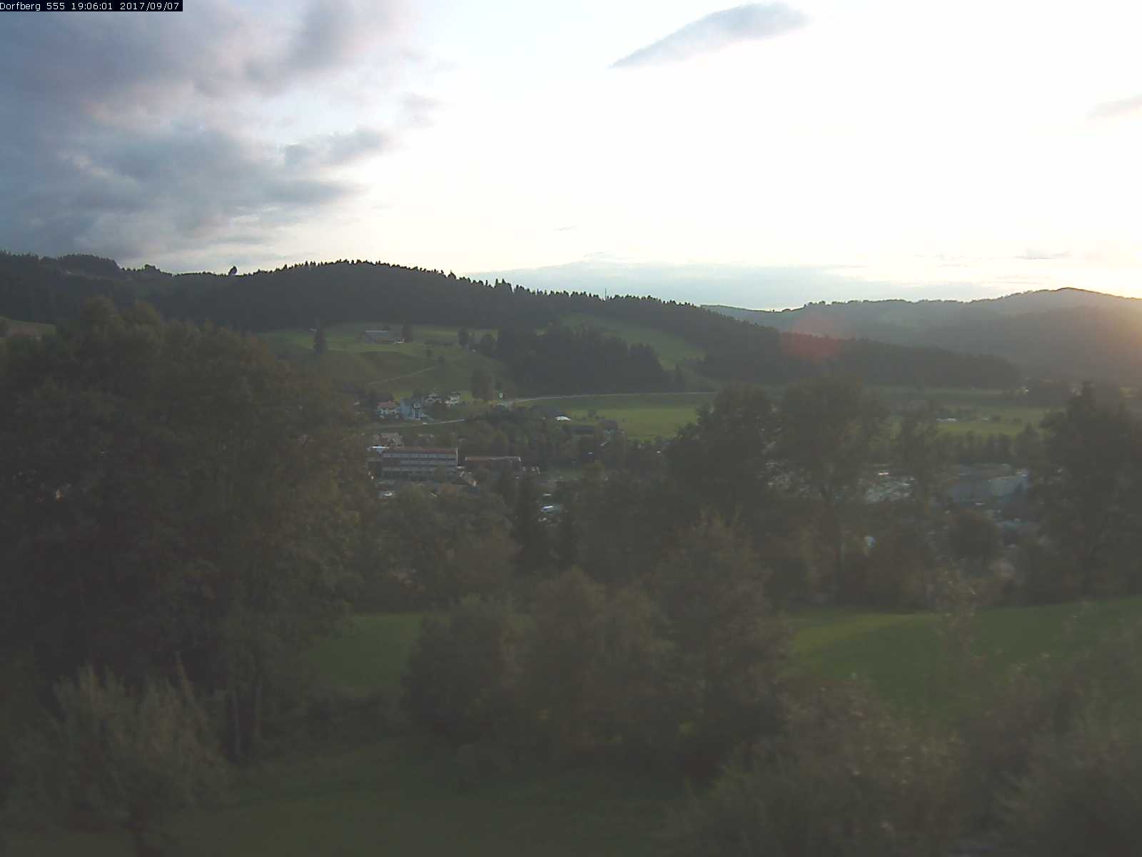 Webcam-Bild: Aussicht vom Dorfberg in Langnau 20170907-190601