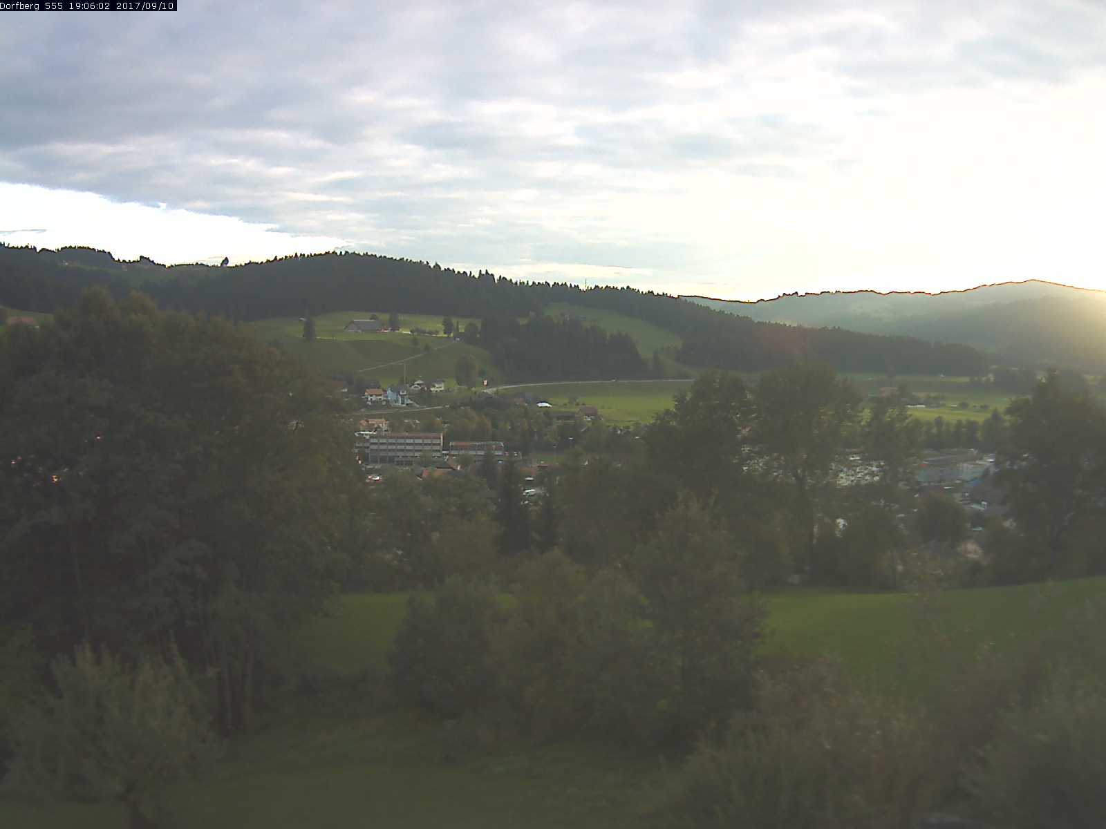 Webcam-Bild: Aussicht vom Dorfberg in Langnau 20170910-190601