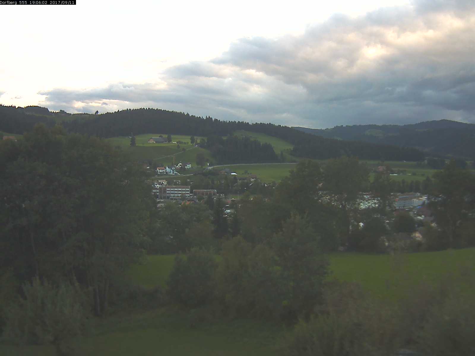 Webcam-Bild: Aussicht vom Dorfberg in Langnau 20170911-190601
