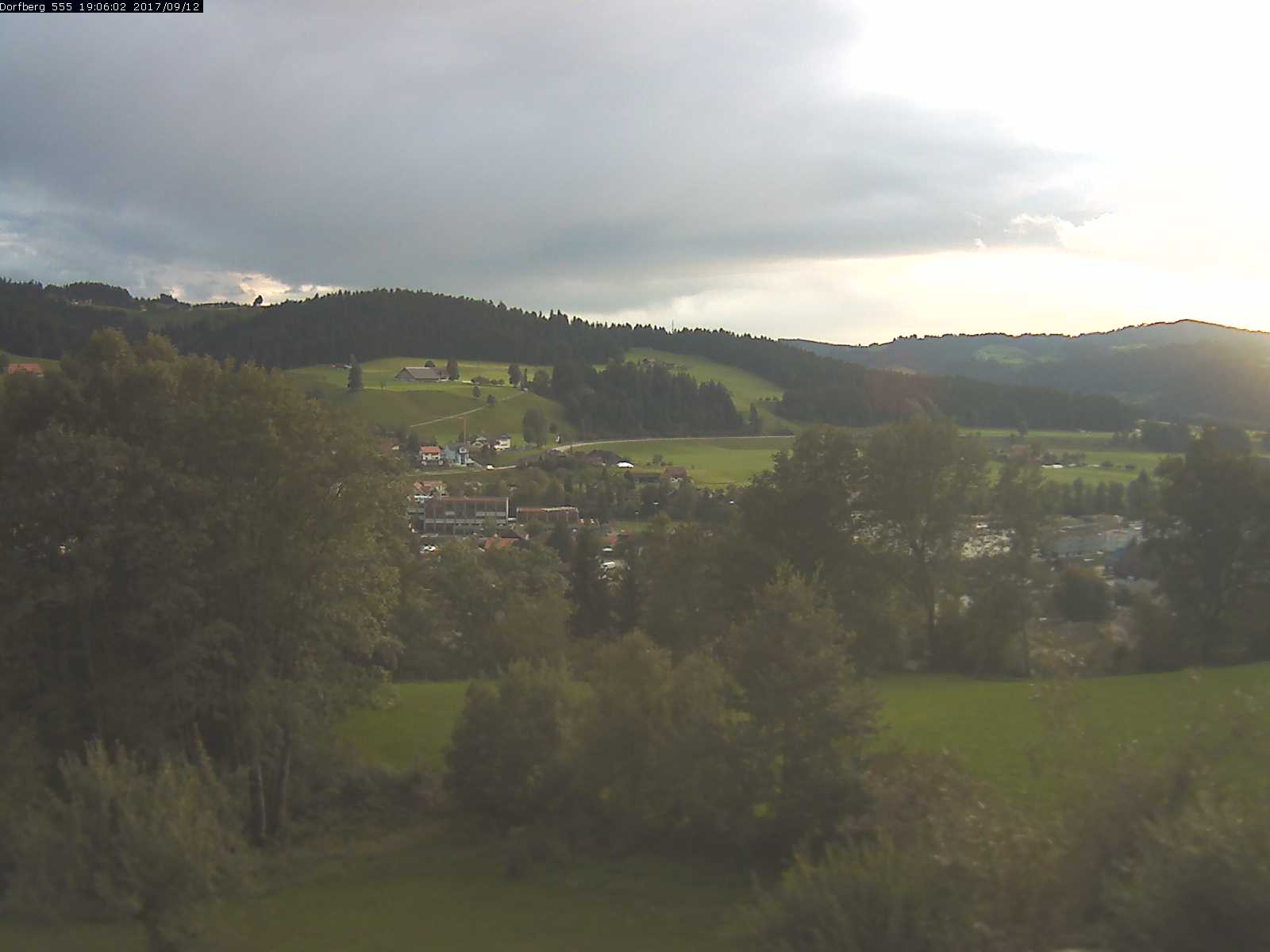 Webcam-Bild: Aussicht vom Dorfberg in Langnau 20170912-190601