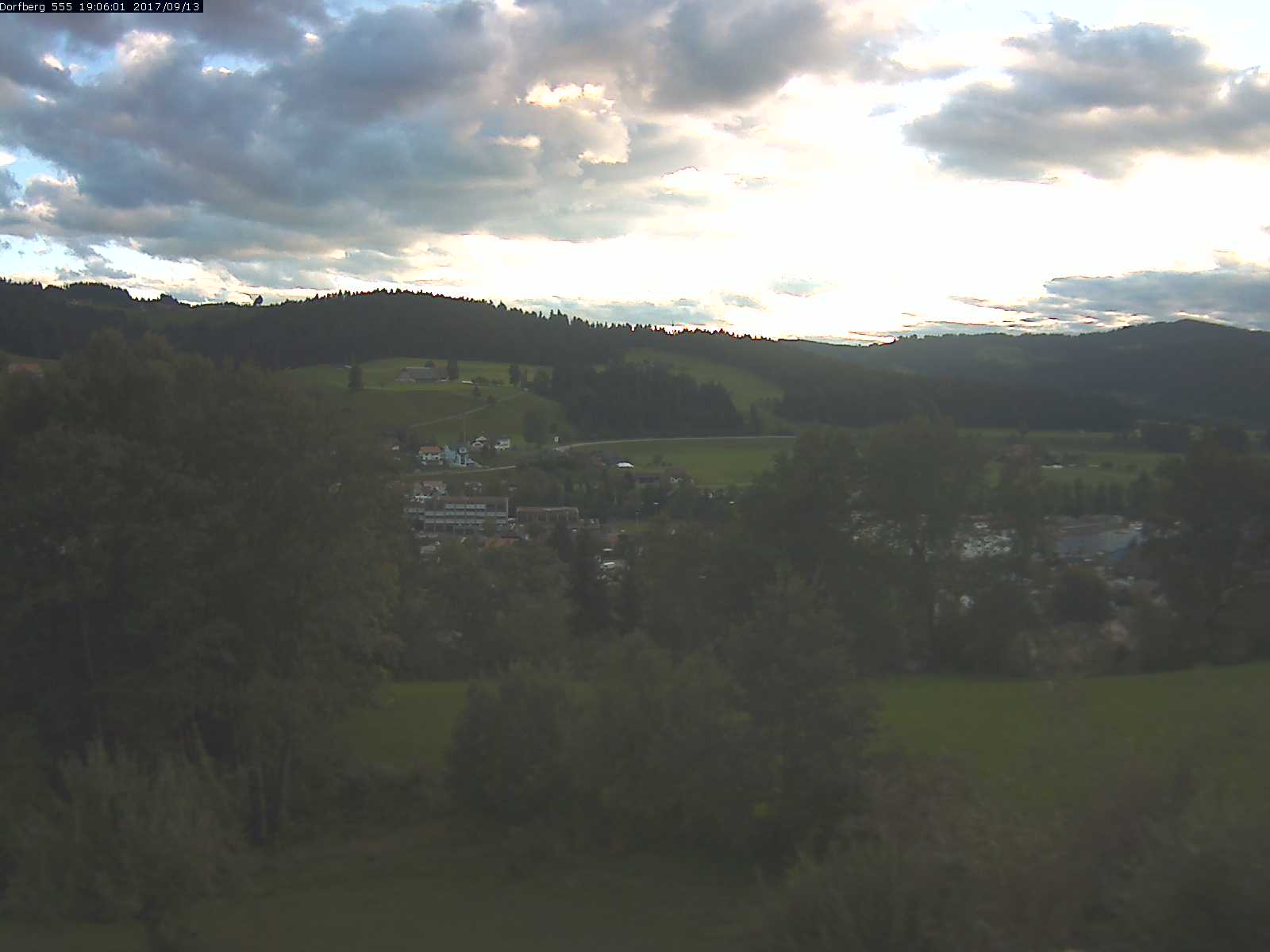 Webcam-Bild: Aussicht vom Dorfberg in Langnau 20170913-190601