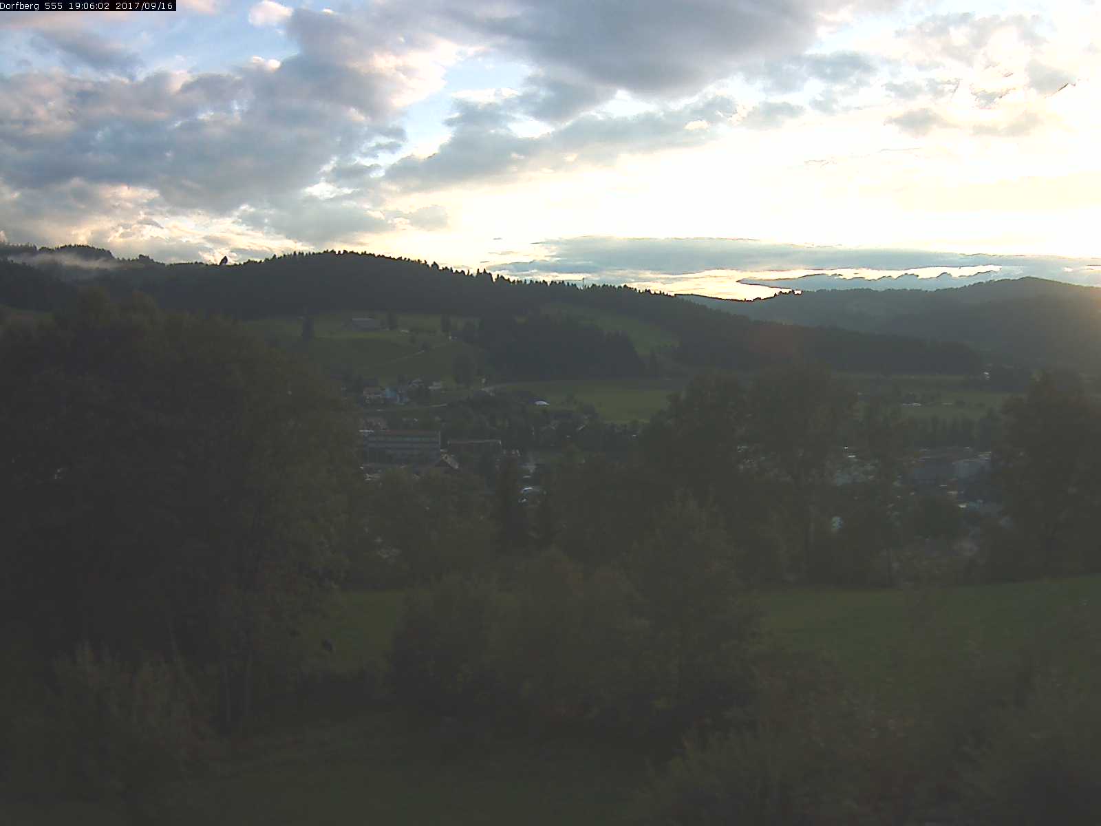 Webcam-Bild: Aussicht vom Dorfberg in Langnau 20170916-190601
