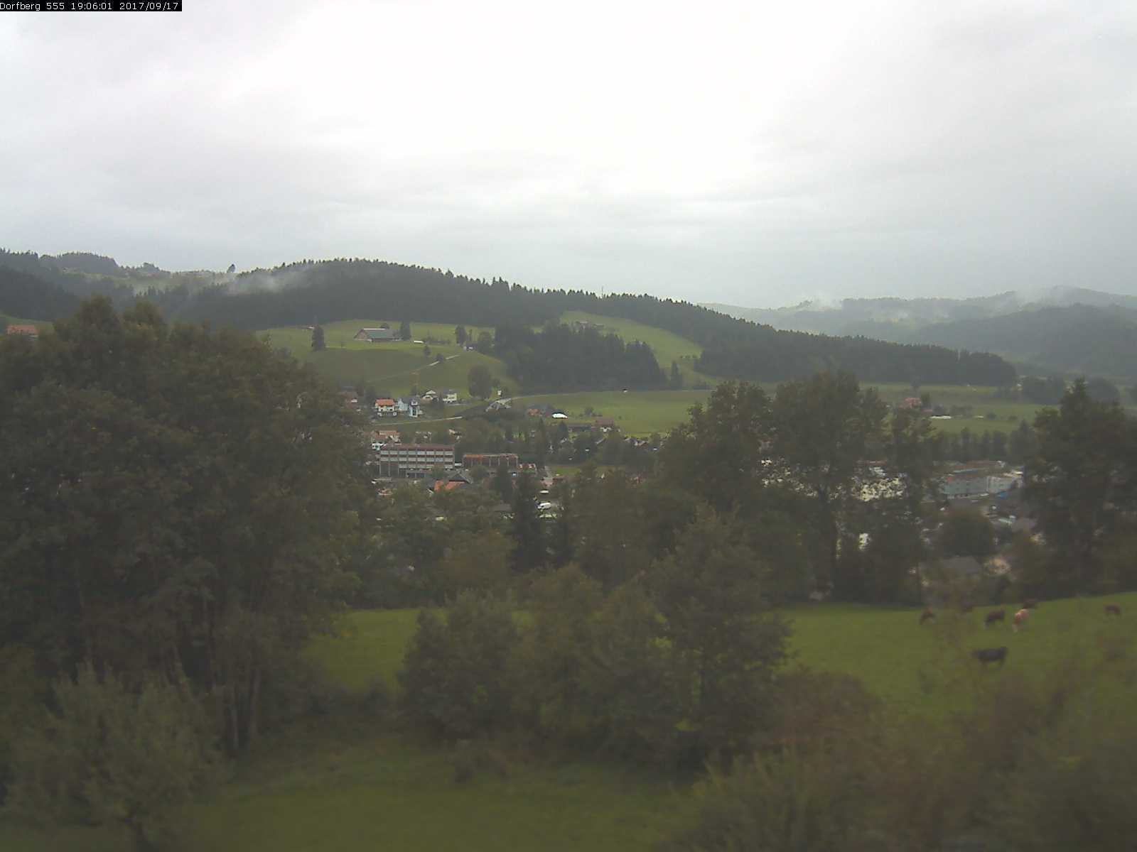Webcam-Bild: Aussicht vom Dorfberg in Langnau 20170917-190601