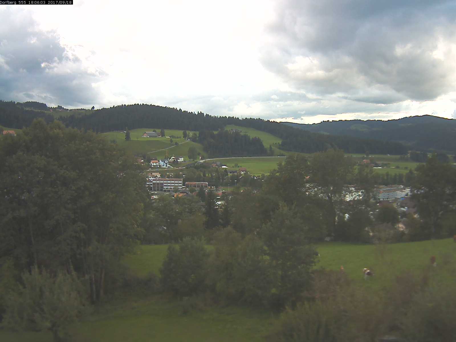 Webcam-Bild: Aussicht vom Dorfberg in Langnau 20170918-180601