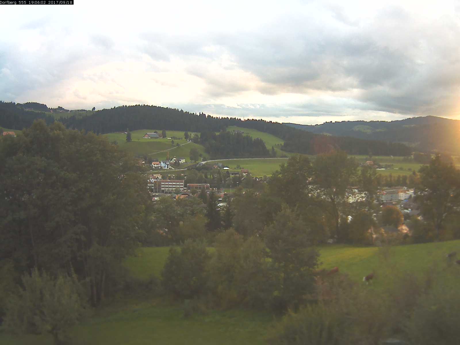 Webcam-Bild: Aussicht vom Dorfberg in Langnau 20170918-190601