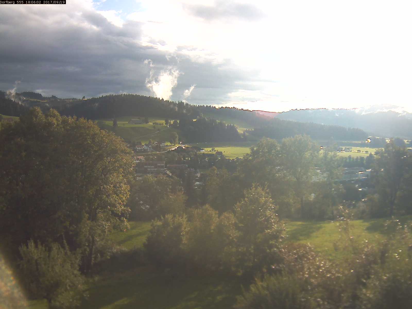 Webcam-Bild: Aussicht vom Dorfberg in Langnau 20170919-180601