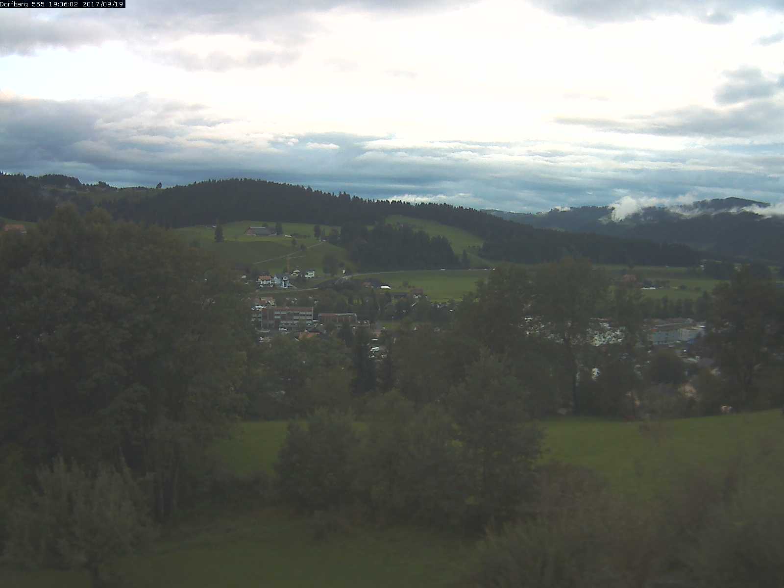 Webcam-Bild: Aussicht vom Dorfberg in Langnau 20170919-190601