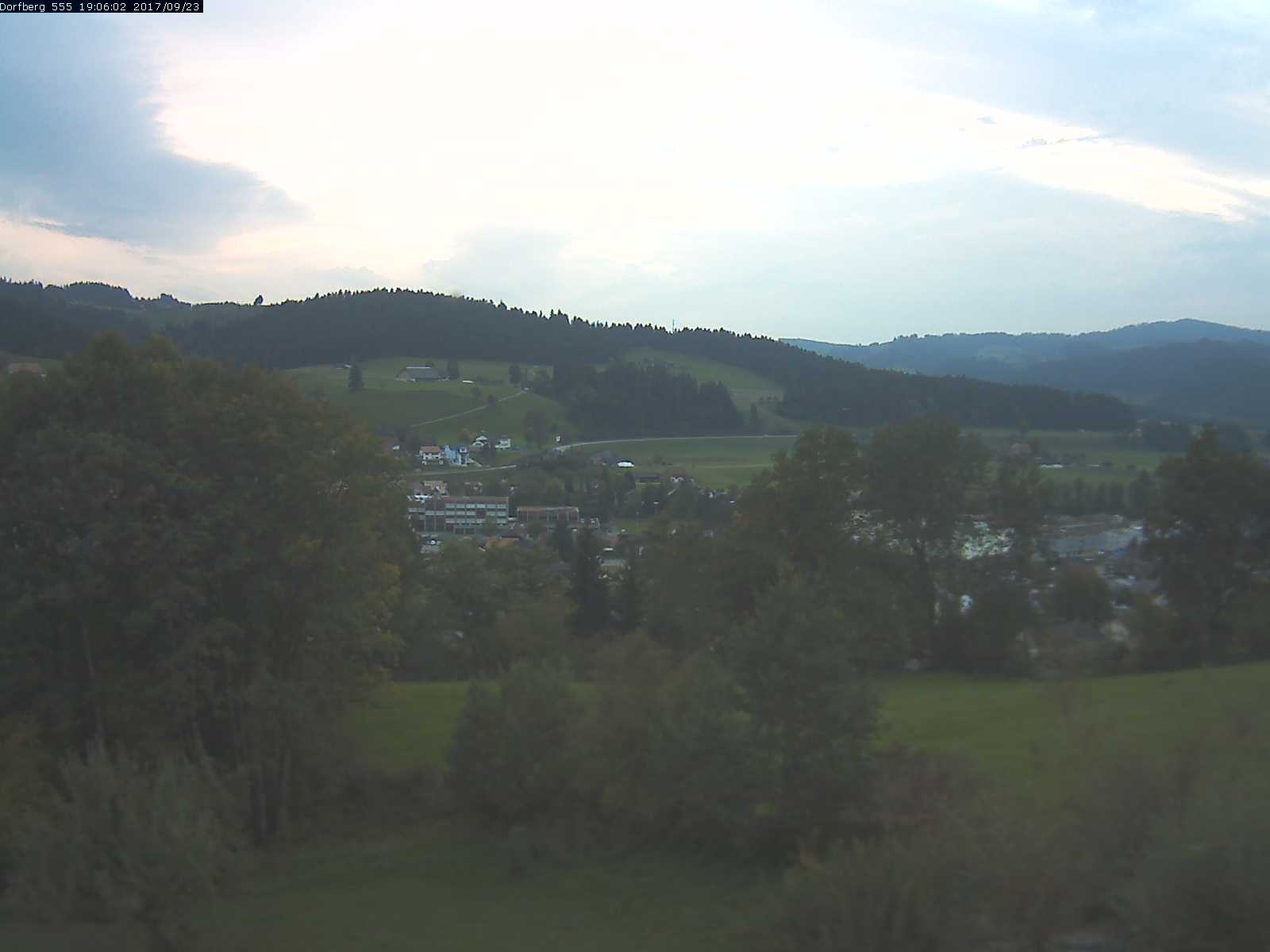 Webcam-Bild: Aussicht vom Dorfberg in Langnau 20170923-190601