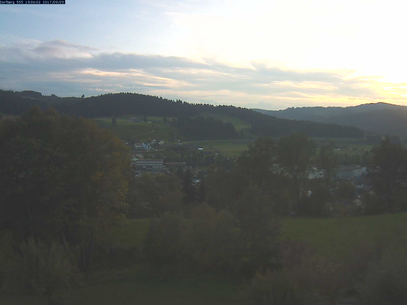 Webcam-Bild: Aussicht vom Dorfberg in Langnau 20170925-190601