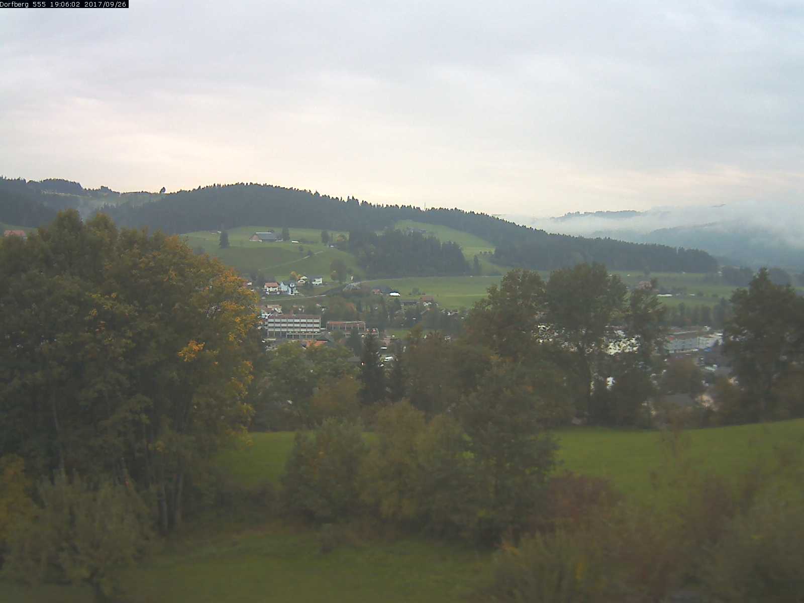 Webcam-Bild: Aussicht vom Dorfberg in Langnau 20170926-190601