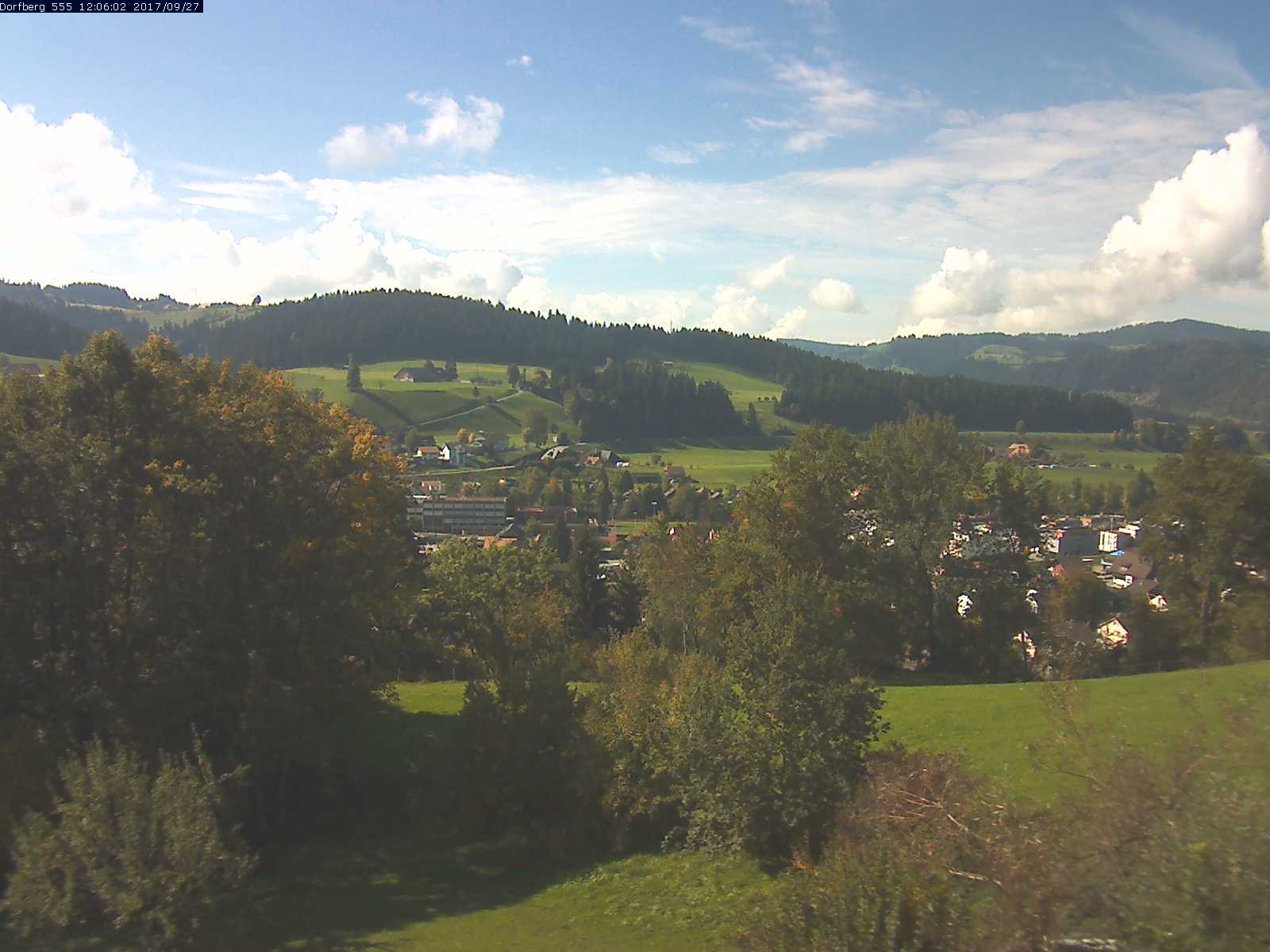 Webcam-Bild: Aussicht vom Dorfberg in Langnau 20170927-120601