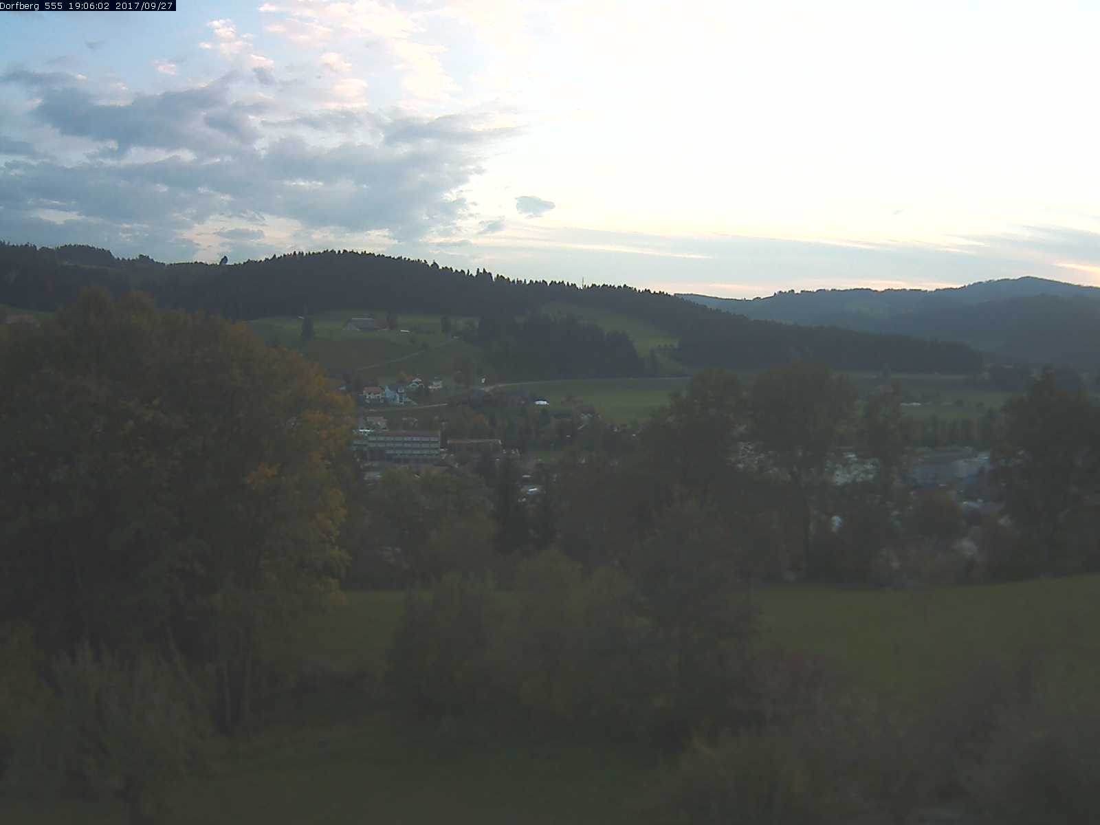 Webcam-Bild: Aussicht vom Dorfberg in Langnau 20170927-190601