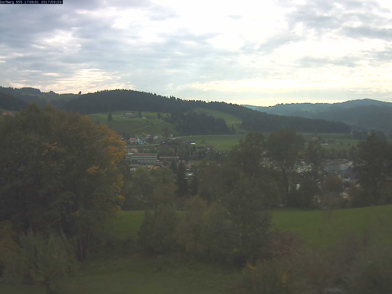 Webcam-Bild: Aussicht vom Dorfberg in Langnau 20170928-170601