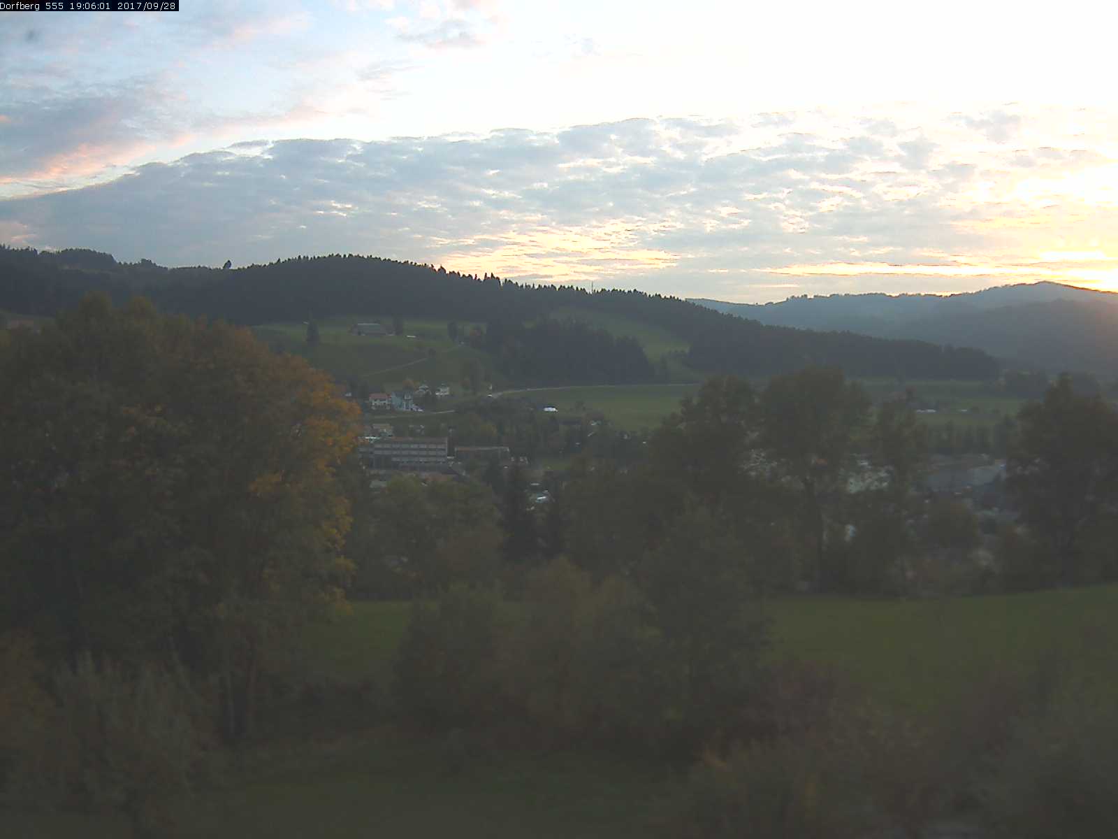 Webcam-Bild: Aussicht vom Dorfberg in Langnau 20170928-190601