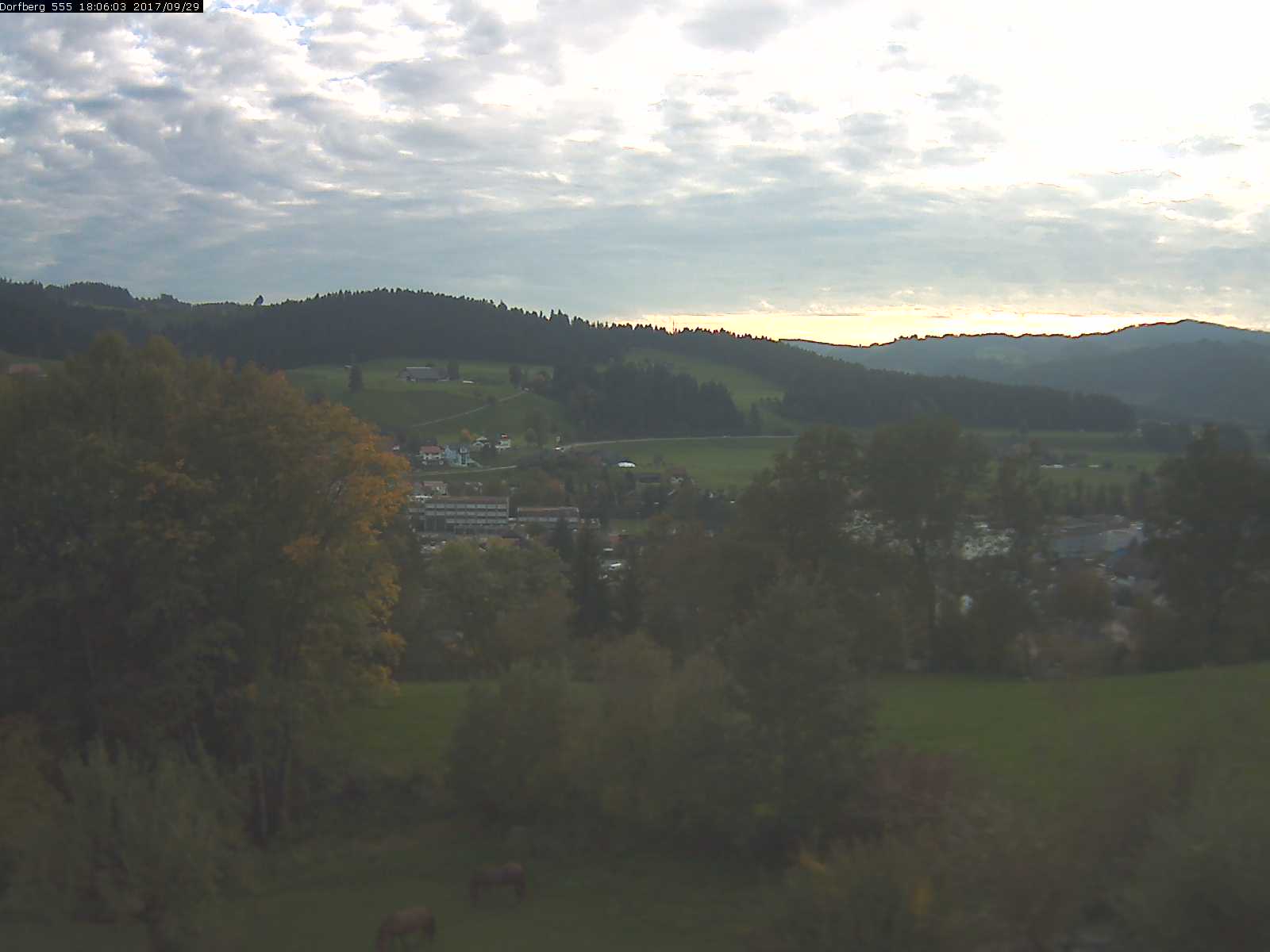 Webcam-Bild: Aussicht vom Dorfberg in Langnau 20170929-180601