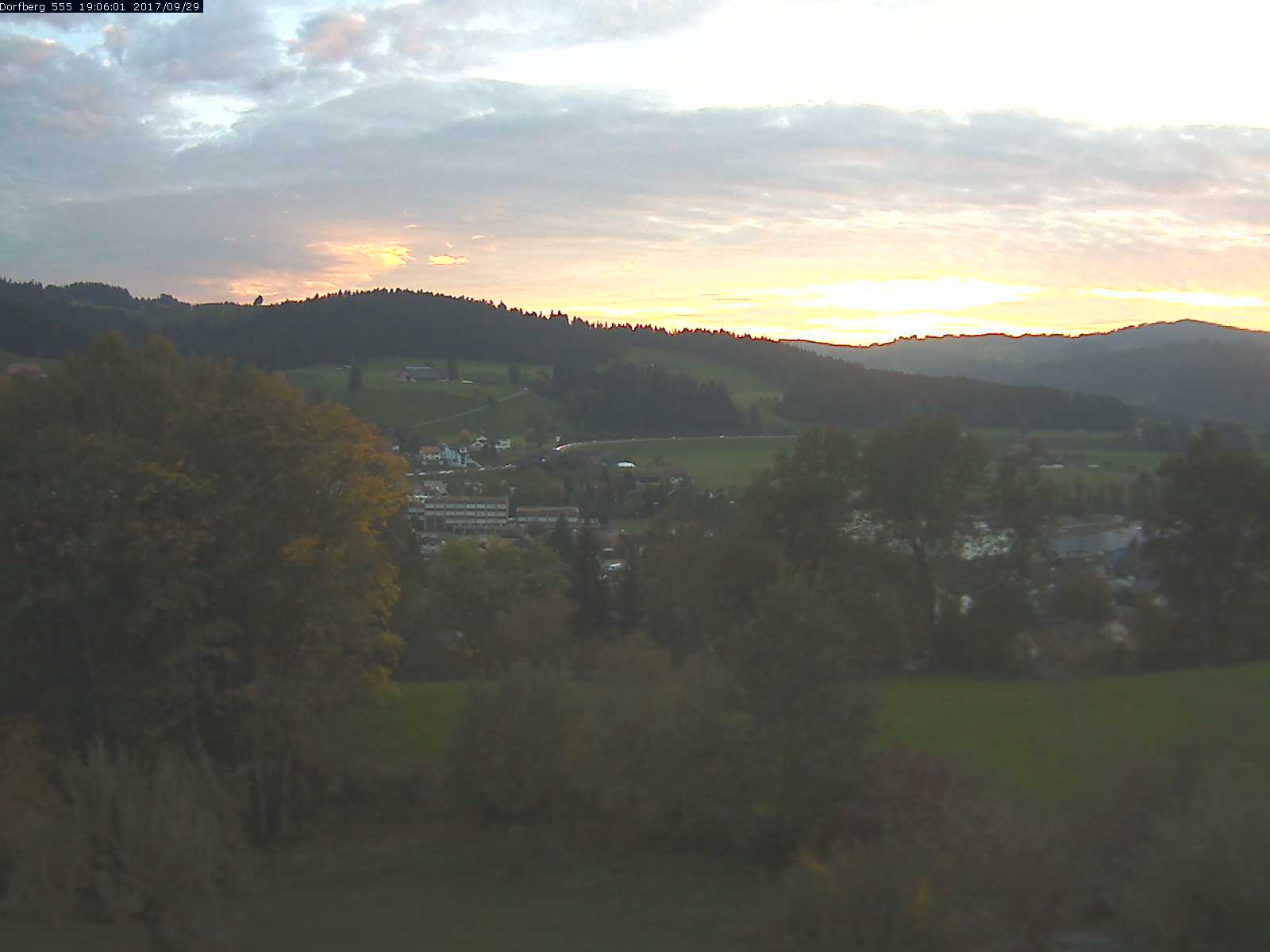 Webcam-Bild: Aussicht vom Dorfberg in Langnau 20170929-190601