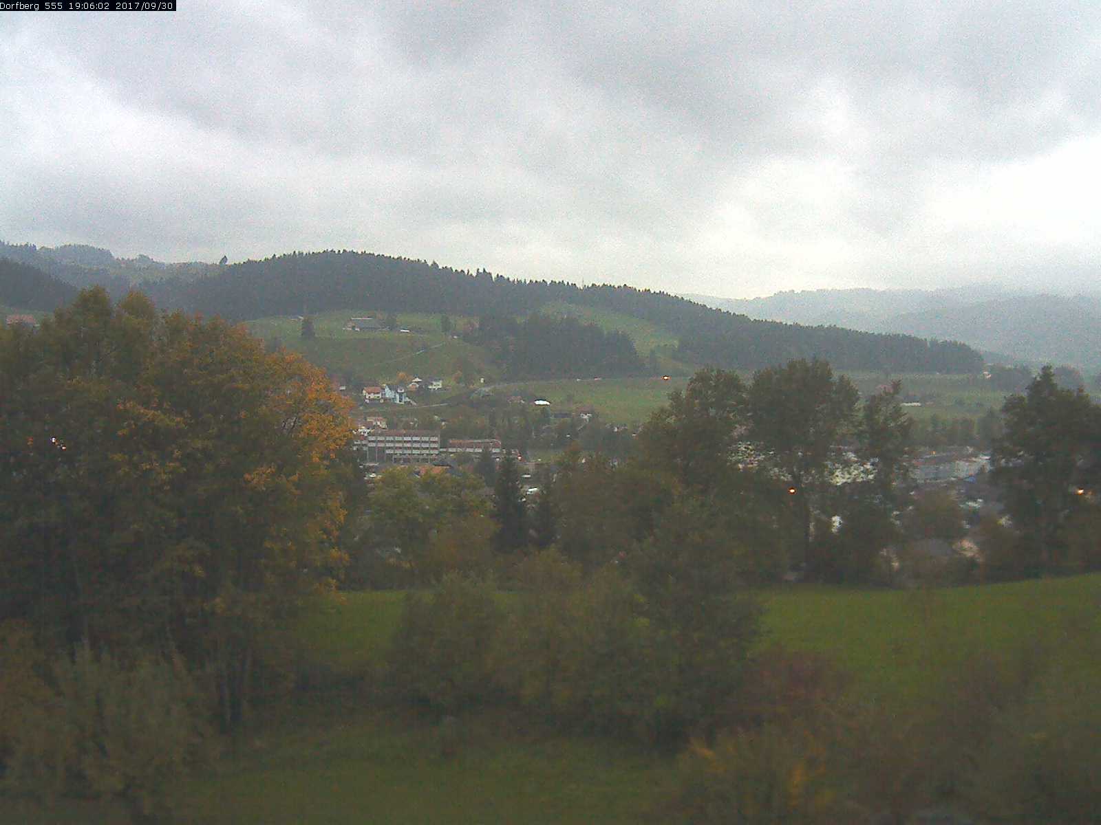 Webcam-Bild: Aussicht vom Dorfberg in Langnau 20170930-190601