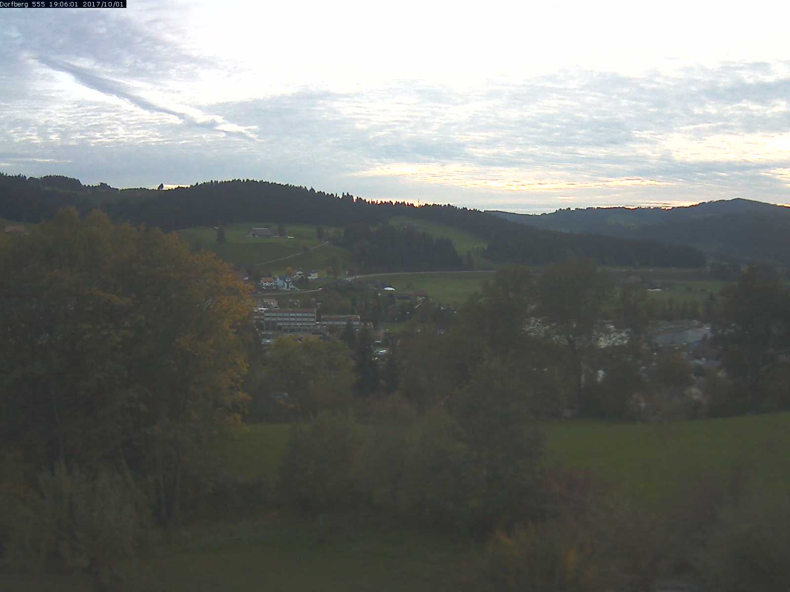 Webcam-Bild: Aussicht vom Dorfberg in Langnau 20171001-190601