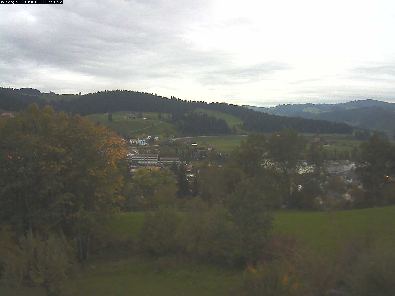 Webcam-Bild: Aussicht vom Dorfberg in Langnau 20171002-190601