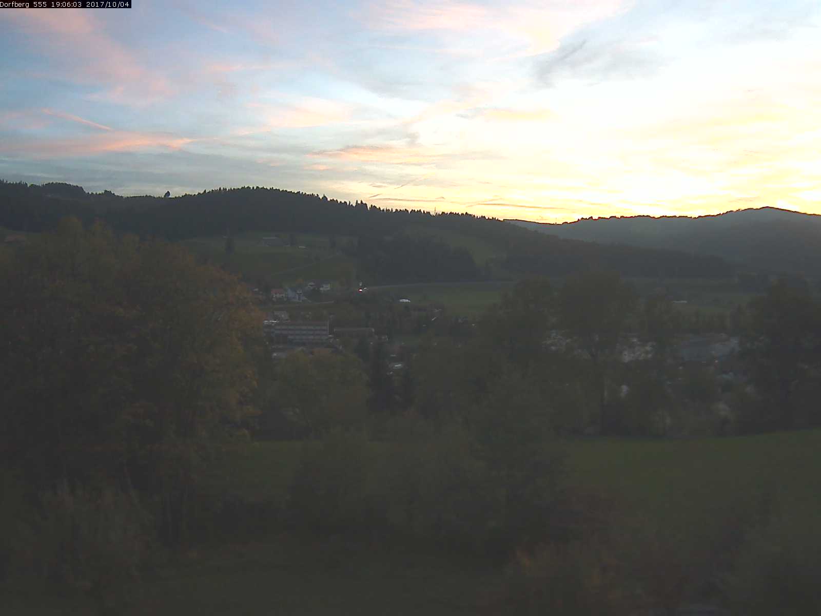 Webcam-Bild: Aussicht vom Dorfberg in Langnau 20171004-190601