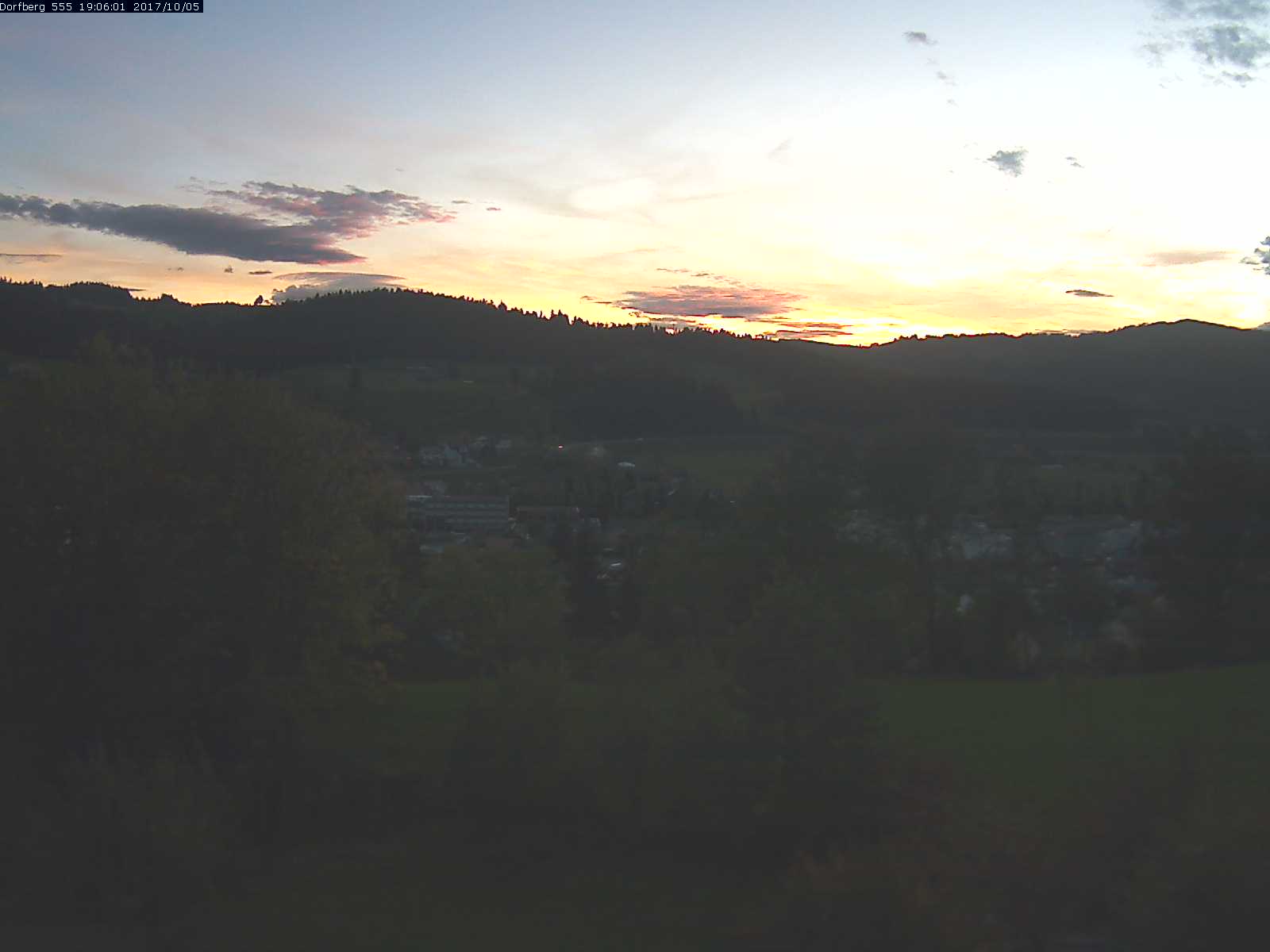 Webcam-Bild: Aussicht vom Dorfberg in Langnau 20171005-190601